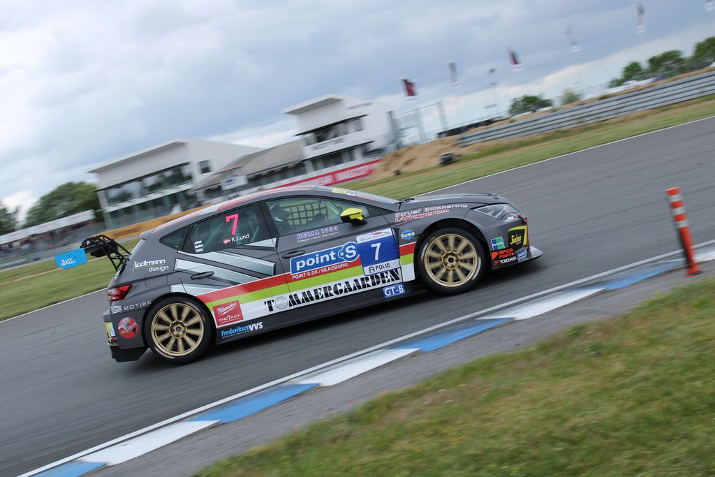 Kim Lund Johansen har kørt tre forskellige Seat Leon versioner gennem årene, men nu er han endt i en TCR udgave. I hans blot 2. løbsweekend i bilen blev han mere og mere konkurrencedygtig med de andre GT-B biler, og sluttede med en podieplads i heat 3.
(Foto: JJ Media)
